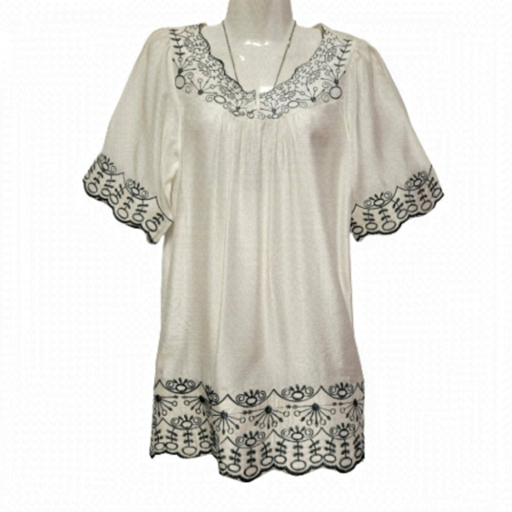 White Short Sleeve Blouse Top with Applique Accent One Size